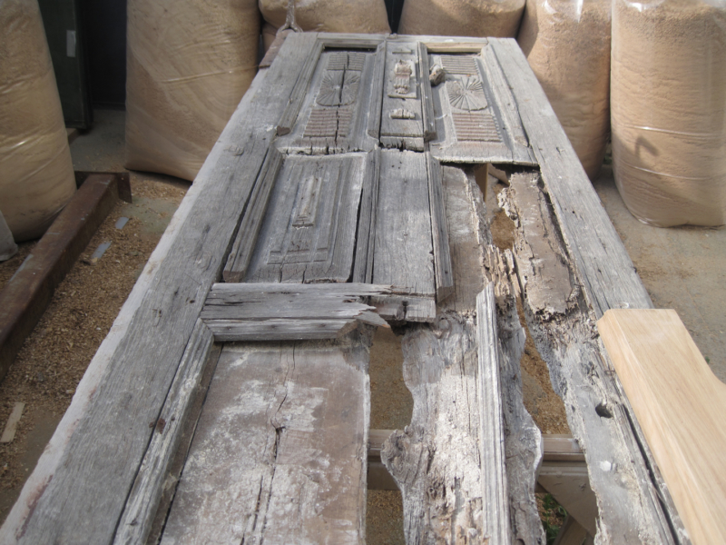 restauro-legno-portone-chiesa-codrongianos-falegnameria-bussu-sassari
